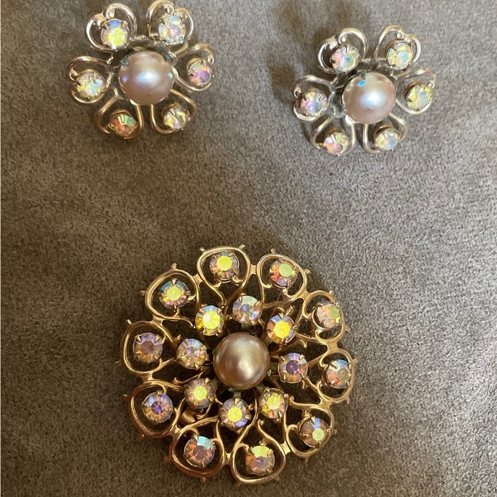 Vintage Rhinestone Brooch And Screw On Earrings Set Gold Tone Setting